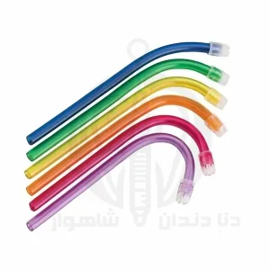 سر ساکشن دندانپزشکی با نمای کامل ابزار روی زمینه ساده